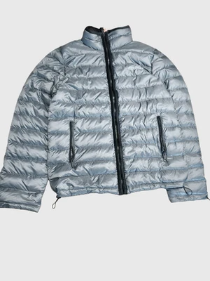 Chaqueta acolchada de invierno Miu Miu gris plata de nailon pequeña Foto 1 de 4