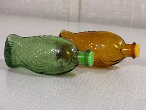 2 Piccole Bottiglie Vetro Vintage Fisch’s Bitters Verde Ambra Pesce Taiwan 3” - Foto 1 di 4