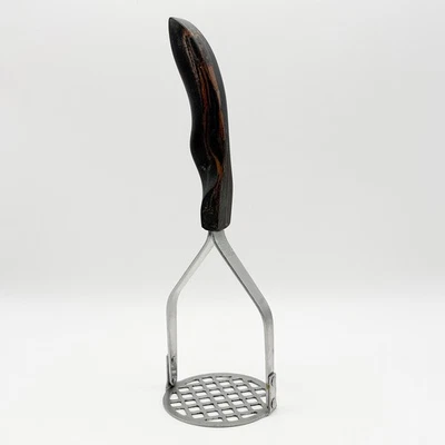 Trituradora de patatas Cutco Nº 14 de acero inoxidable con mango de remolino marrón hecha en EE. UU.  Foto 1 de 4