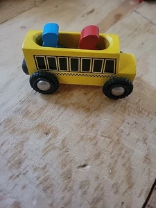Autobús escolar vintage ferrocarril madera Brio con gente roja y azul niños estudiantes - Imagen 1 de 8