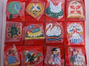 Ornamenti in metallo vintage Avon 12 giorni di Natale. Raro set mai aperto e completo - Foto 1 di 24
