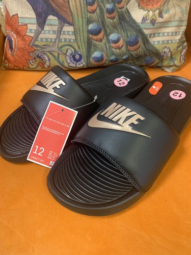 Sandali da donna Nike Victori One Slides taglia 12 nero bronzo NUOVI scarpe casual