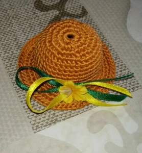 Chapeau de Poupée Miniature Fait Main au Crochet / Orangé Orné d'une Fleur Jaune - Picture 1 of 3
