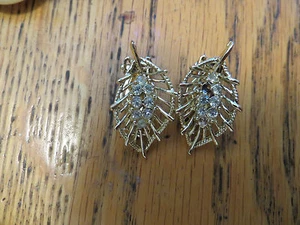Vintage Leaf Clip Earrings Rhinestone Center-Non-Pierced --Great Look - Picture 1 of 2