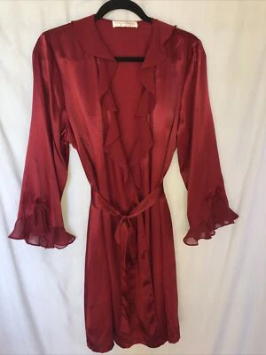 Sexy bata roja satinada Oscar de la Renta etiqueta rosa con volantes medio muslo mediana Foto 1 de 4