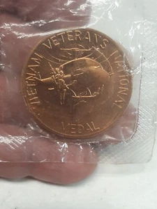 U.S. Mint Issue Vietnam Veterans Coin Medal Sealed In Mint Wrapper - Imagen 1 de 3