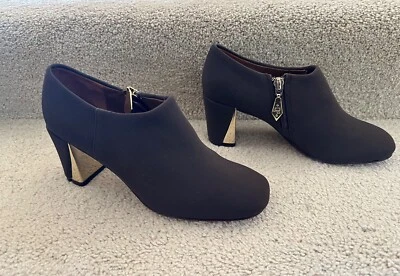 Botines Donald Pliner W Talla 6 Expresso, Crepe Elástico con Cremalleras Tacón Ribete Dorado Foto 1 de 4