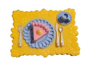 Fisher Price liebevolle Familie Puppenhaus gelb Essen Tablett Kuchen Ersatz Stück Spielzeug - Bild 1 von 2
