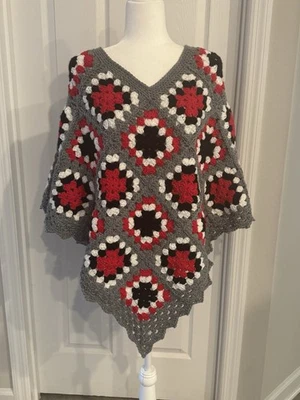 Poncho de ganchillo hecho a mano rojo escarlata gris blanco negro abuela cuadrado tejido envoltura Foto 1 de 4