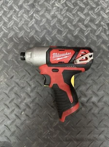 Controlador de impacto hexagonal Milwaukee 2462-20 M12 1/4 de pulgada (solo herramientas) - rojo - Imagen 1 de 1