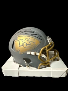Minicasco de velocidad alternativa de pizarra de los Kansas City Chiefs firmado por Marquise Brown (JSA) - Imagen 1 de 5