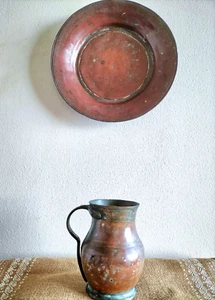 Rustic vintage copper plate and small jug - Imagen 1 de 7