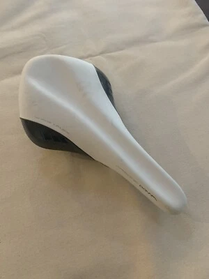 Sillín Fi'zi:k / Fizik Arione Donna - Blanco y Rojo Foto 1 de 4