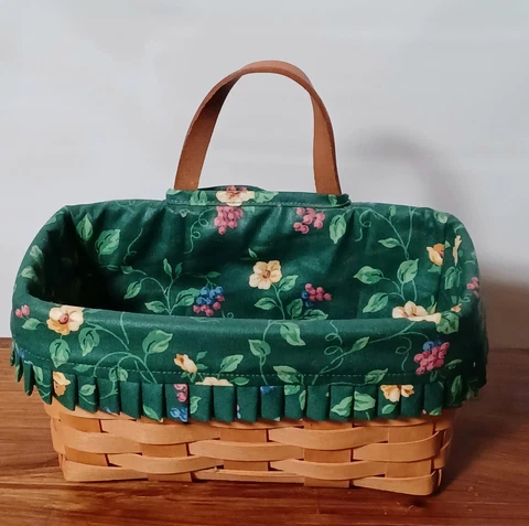 Longaberger 1997 Hanging Basket w/ green cloth insert.  5" H x 9" L x 5" W Vtg Cover