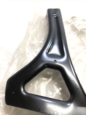 Novo suporte de montagem de para-choque lateral de passageiro Mopar fabricante de equipamento original 2015-16 55274868 - Imagem 1 de 4