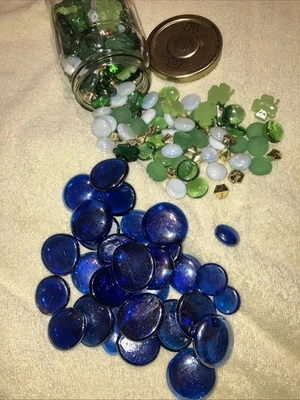 Lote de 2 vasos de vidro decorativos formas de dia de São Patrício e pedras de vidro azuis - Imagem 1 de 4