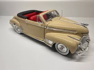Universal Hobbies 1/18 Scale - 1941 Chevrolet Deluxe Convertible - Cream - Picture 1 of 8
