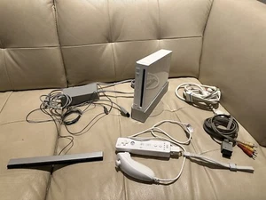 Nintendo Wii Console Bundle RVL-001 White GameCube Compatible Controller + Cords - Picture 1 of 12