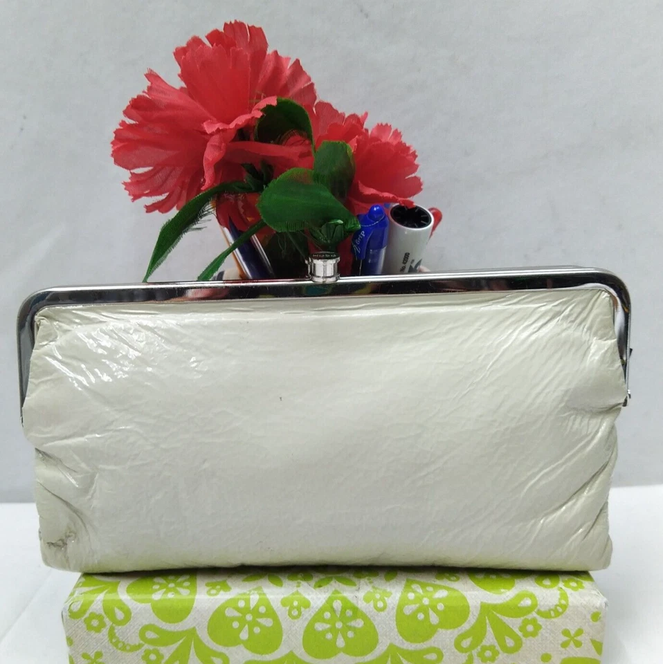 Cartera para tarjeta de crédito Hobo International de charol blanco roto doble Kisslock Foto 1 de 4