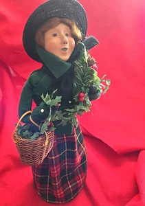 2008 Byers Choice Woman in Plaid Skirt and Black Hat with Wreath Basket of Holly - Picture 1 of 8