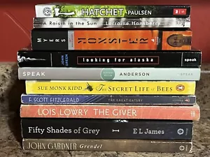 Banned Book Lot 10 Challenged Hatchet Grendel Gatsby Giver Gaines Green Monster - Bild 1 von 11