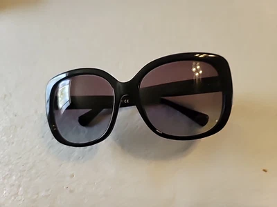 Gafas de sol Coach HC8158 L139 500211 negras marcos mariposa lentes grises degradados Foto 1 de 4