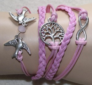Armband im Infinity-Style in Rosa, mit mehreren Anhängern und einer Perle, Vögel