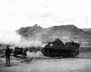 EE. UU. Soldado y tanques explotan posición japonesa en Luzón 8x10 Segunda Guerra Mundial Segunda Guerra Mundial Foto 760a - Imagen 1 de 1