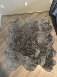 MON CHATEAU LUXURY COLLECTION LUXE FAUX FUR RUG 5ft 10in x 5ft 3in (177x160cm) - Picture 1 of 6