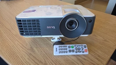 Benq MX701 PROJECTOR 2700 LUMEN XGA RESOLUTION WITH REMOTE, MINT - Image 1 of 4