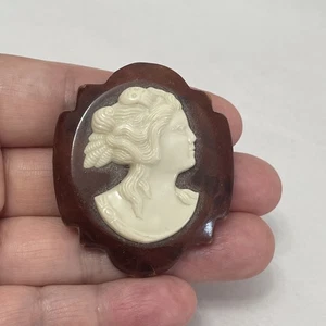 Cameo Wooden Brooch - Photo 1/4