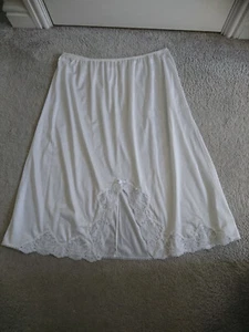 VINTAGE WEISS SEIDIG NYLON HALB SLIP UNTERROCK MITTE VORNE GESCHLITZT SPITZENBORTE SAUM 26-28 - Bild 1 von 5