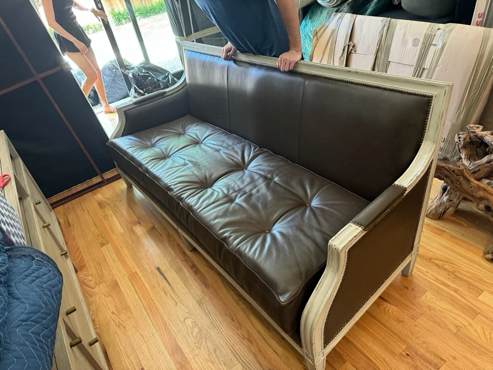 Sofá de cuero marrón con brazos y patas de madera (ligeramente usado) Foto 1 de 4