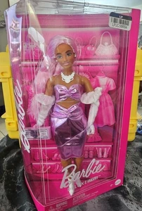 Barbie bambola stile deluxe vestito rosa accessori capelli rosa Mattel nuova con scatola - Foto 1 di 4