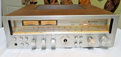 Receptor estéreo vintage Sanyo JCX 2400K FM/AM - ¡SIN ALTAVOZ LATERAL DERECHO/PERO IZQUIERDO! Foto 1 de 4