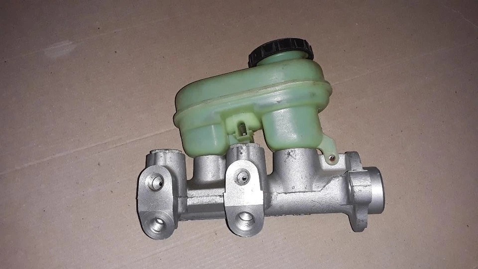 2000 - 02 SATURN SL1, SL2 SERIES Brake Master Cylinder w/ Reservoir Tank Foto 1 de 4