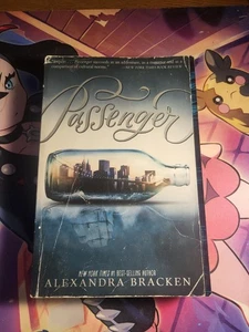 Passenger by Alexandra Bracken (2016, Trade Paperback) - Imagen 1 de 2