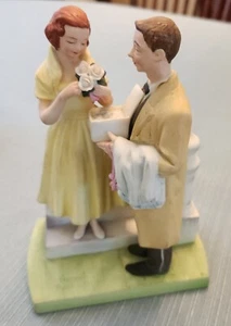 NORMAN ROCKWELL MUSEUM - THE AMERICAN FAMILY - "THE FIRST PROM" - PORZELLAN - Bild 1 von 3