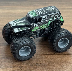 MONSTER JAM 2019 Spin Master GRAVE DIGGER OVERCAST Black Cage Monster Truck 1:64 - Foto 1 di 10