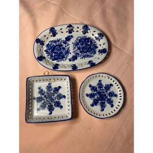3er Set Geschirr weiß mit blauen Blumen durchbohrte Kanten, Regal oder Wandkunst EUC - Bild 1 von 13