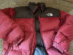 MEN'S North Face 1996 RETRO NUPTSE 700 FILL PACKABLE JACKET Crimson NCAA - Picture 1 of 12