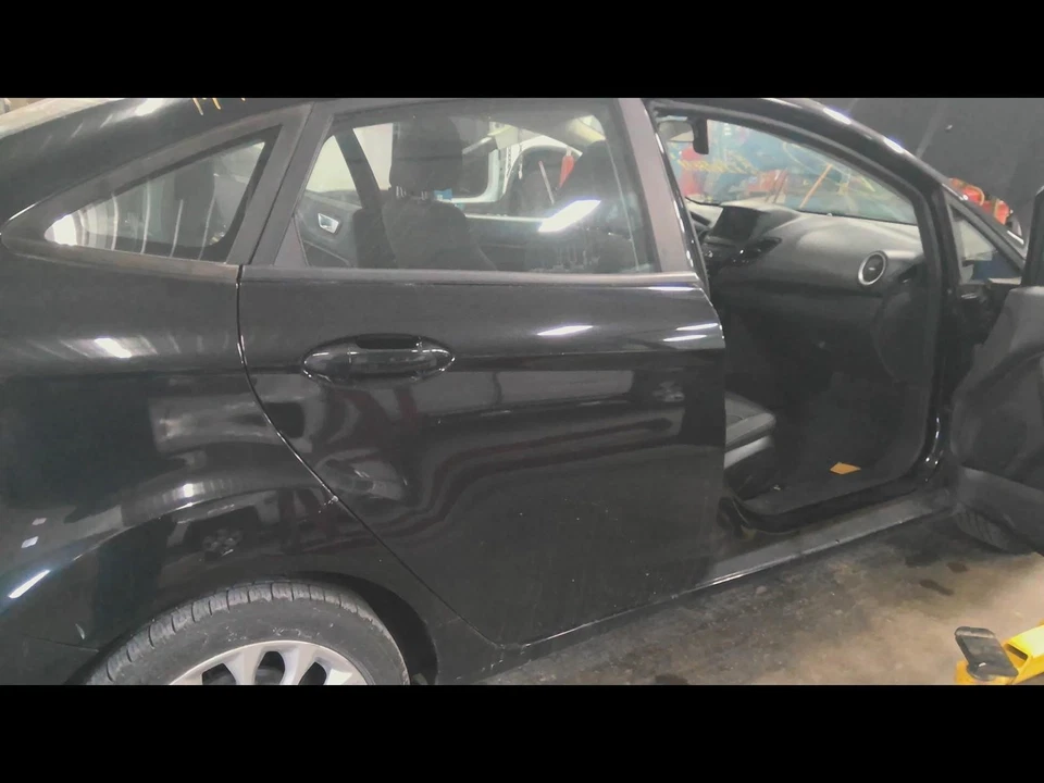 Used Rear Right Door Assembly Rear Side fits: 2014 Ford Fiesta 4 Dr Sdn electric Foto 1 de 4
