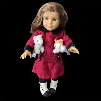 MUÑECA REBECCA AMERICANA Girl en TRAJE DE ENCUENTRO en caja y sus dos gatitos. Usado en excelente estado Foto 1 de 4