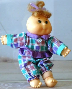 1995 Mattel Cabbage Patch Kinder BABY Mädchen Puppe signiert. 4,25" Strampler hellbraune Haare - Bild 1 von 3