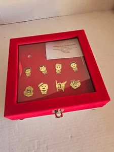  Ghostbusters goldfarbene 8 Pin Anstecker mit roter Display Box - Bild 1 von 10