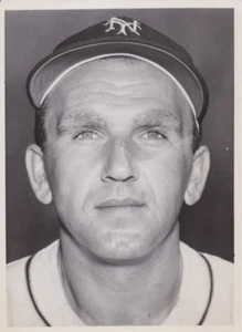 TYPE 1: 1949 Press Photo New York Giants Pitcher Dave Koslo at Spring Training - Picture 1 of 2