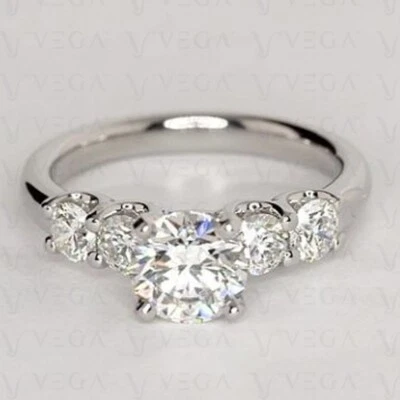 Кольцо из пяти камней с лабораторным бриллиантом круглой огранки 5 карат с покрытием из белого золота 18 карат - Изображение 1 из 4