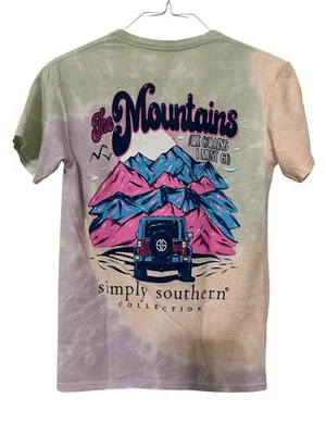 Camiseta Gráfica Pequena Feminina Simply Southern Rosa/Roxa Nova “as Montanhas” - Imagem 1 de 4