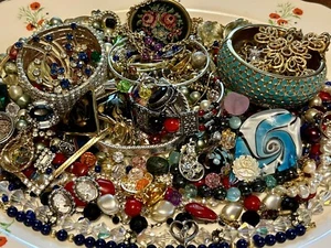 Lote de más de 1 1/2 libras de joyería vintage ropa/artesanía algunos broches collares de ley + - Imagen 1 de 17