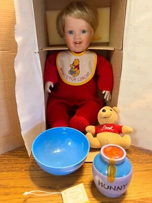  Winnie The Pooh - What's for Lunch?  Фарфоровая кукла в оригинальной коробке. - Изображение 1 из 4